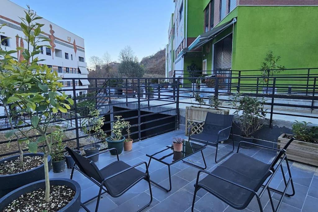 Apartamento Deluxe Flat With Garden_Tirana Exterior foto